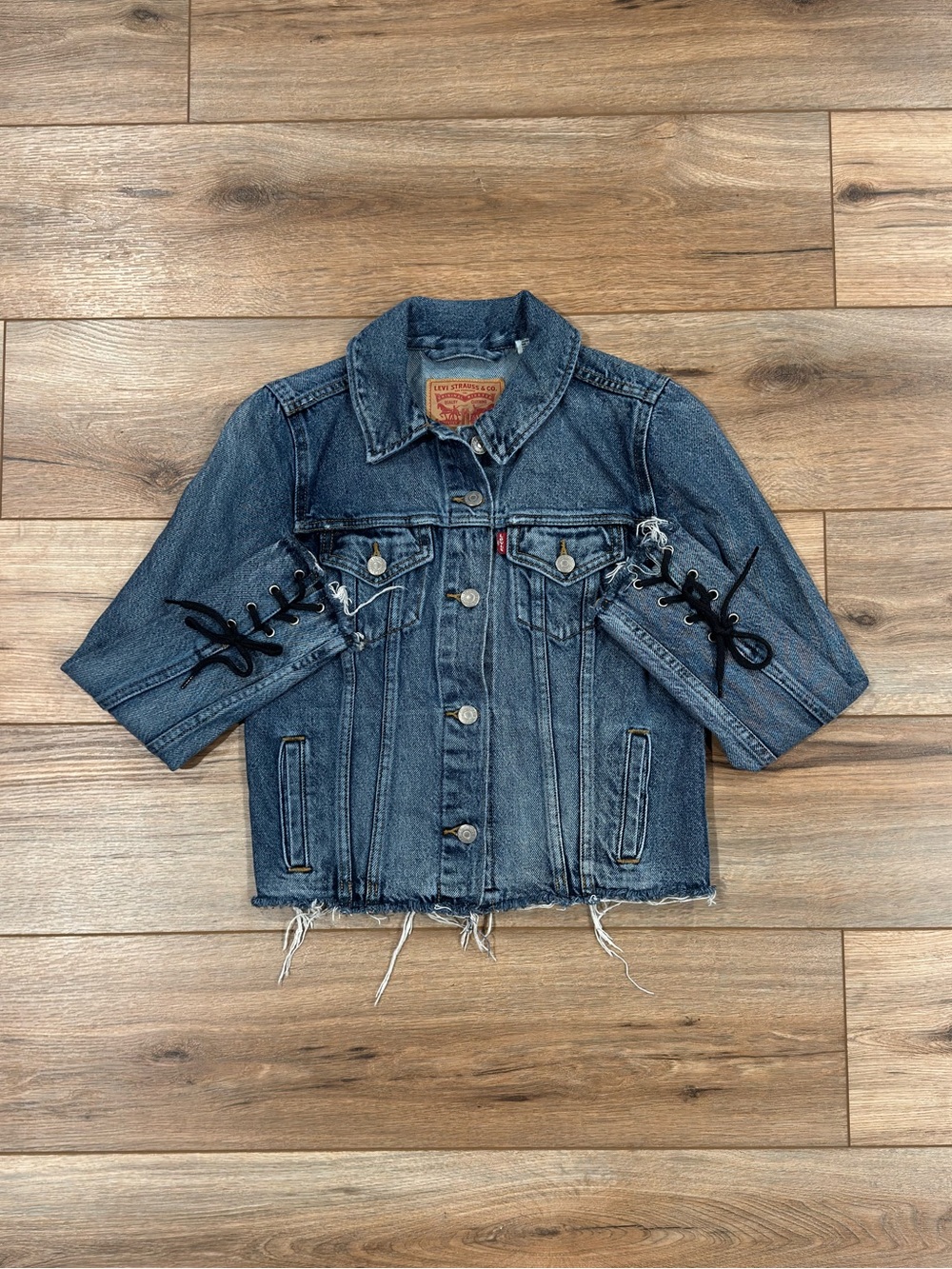 LEVI’S Vintage Distressed Lace-up Sleeve Cropped Denim Trucker Jacket | Size XS